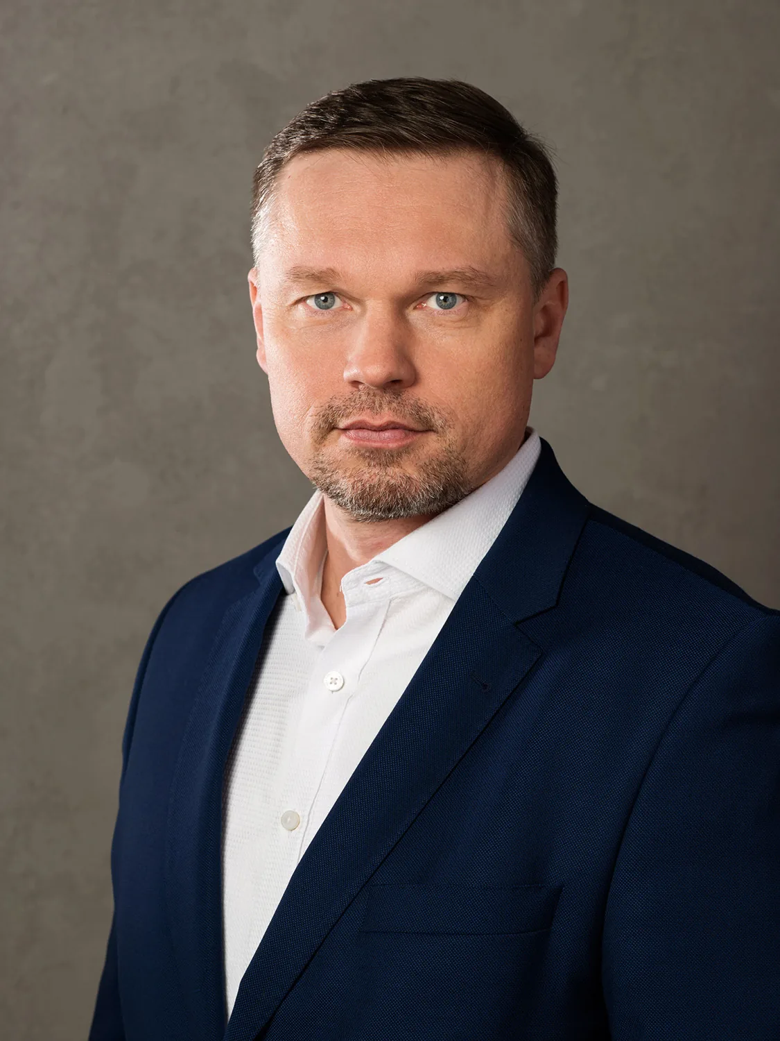 Portret biznesowy - mężczyzna w garniturze